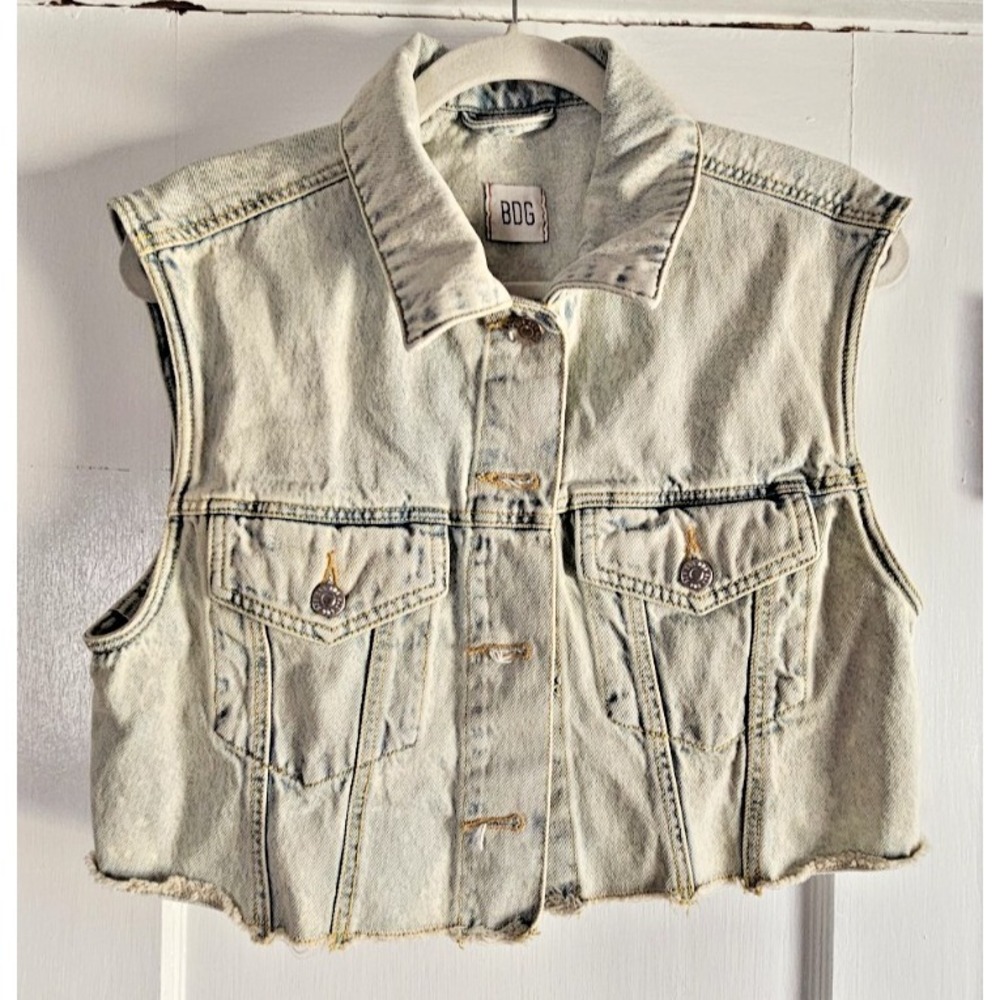 BDG cropped denim‎ light vintage wash frayed hem button-up front woman L